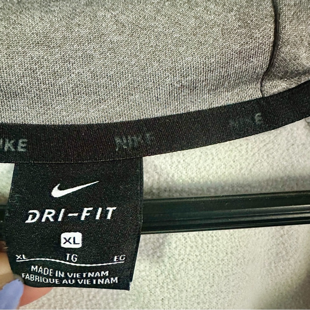 🥂SOLD🥂NIKE Dri-Fit XL Men’s Grey Zip Hooded Jacket - Picture 4 of 7